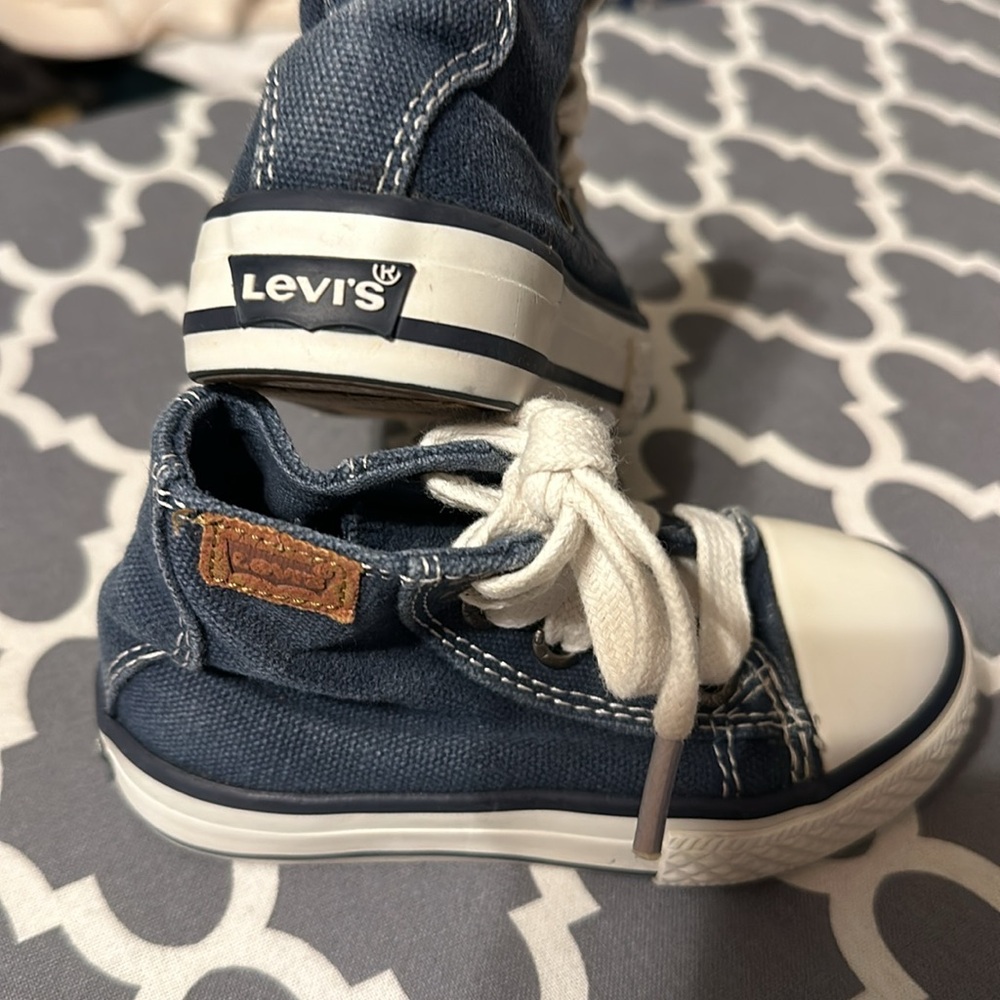 LEVI’S “HIGH TOP” CANVAS SNEAKERS. Size 6. Blue/White. Very good used condition!